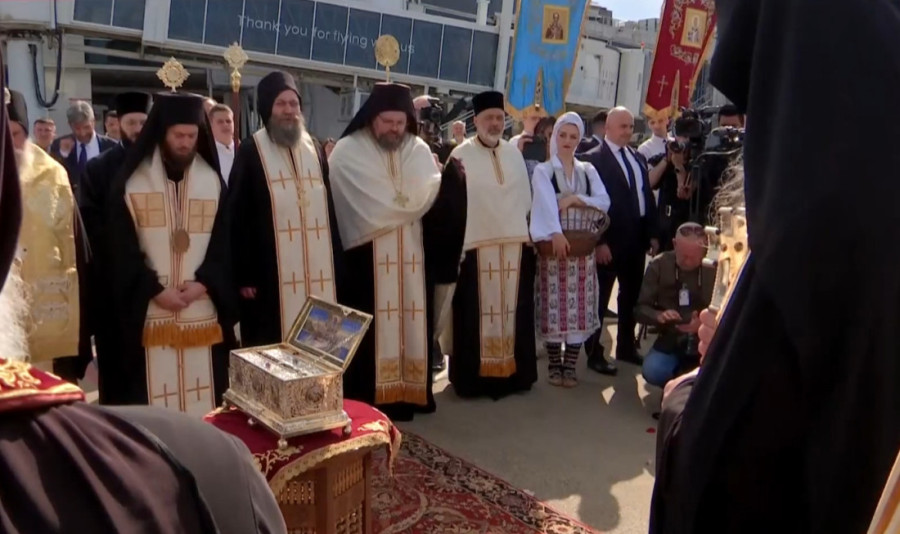 Pojas Presvete Bogorodice stigao u Beograd, dočekali ga patrijarh i predsednik: Za Srbiju je ovo velika čast! (FOTO/VIDEO)