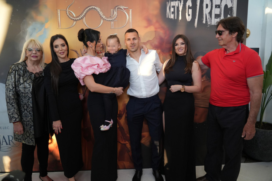 Kod Kaće Grujić - duplo slavlje! Ćerka Katja iznenadila ju je najlepšim poklonom (FOTO)
