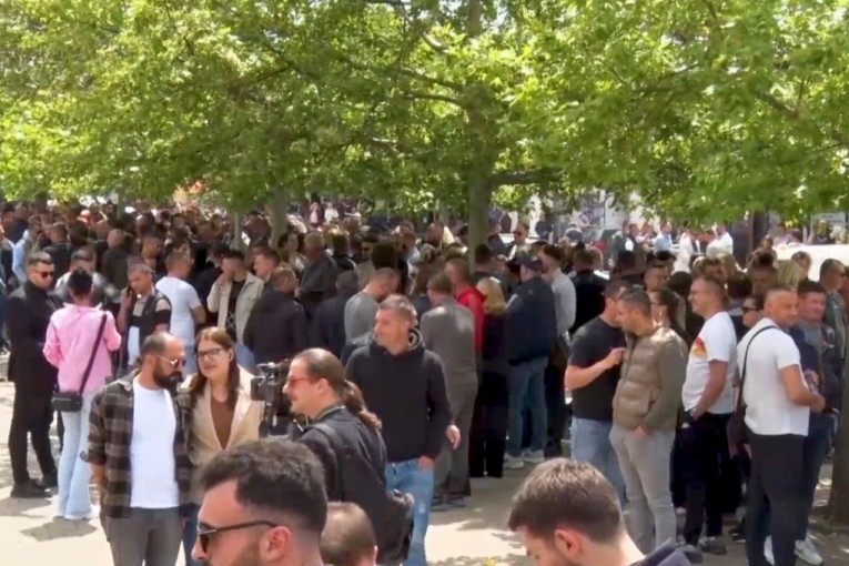 U Gračanici i okolnim mestima skupovi podrške uhapšenim Srbima