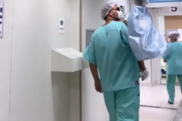 Deca kod ovog doktora na operaciju odlaze kao superheroji: Dirljivi snimci iz bolnice rasplakali milione (VIDEO)