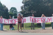 Hit slika blokadera iz Lazarevca! Nobelovac u kupaćem, a gde mu je indeks?! (FOTO)