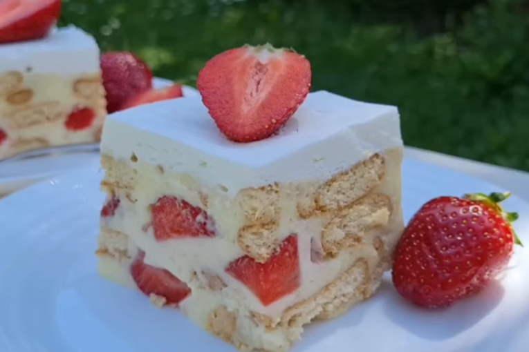Recept dana: Kolač sa jagodama i keksom pravi voćni užitak za sve koji vole lagane i ukusne poslastice