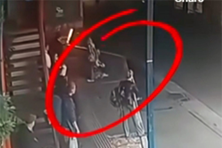 Staklo se obrušilo na putnike na Autobuskoj stanici u Zagrebu: Dramatičan trenutak zabeležen kamerom (VIDEO)
