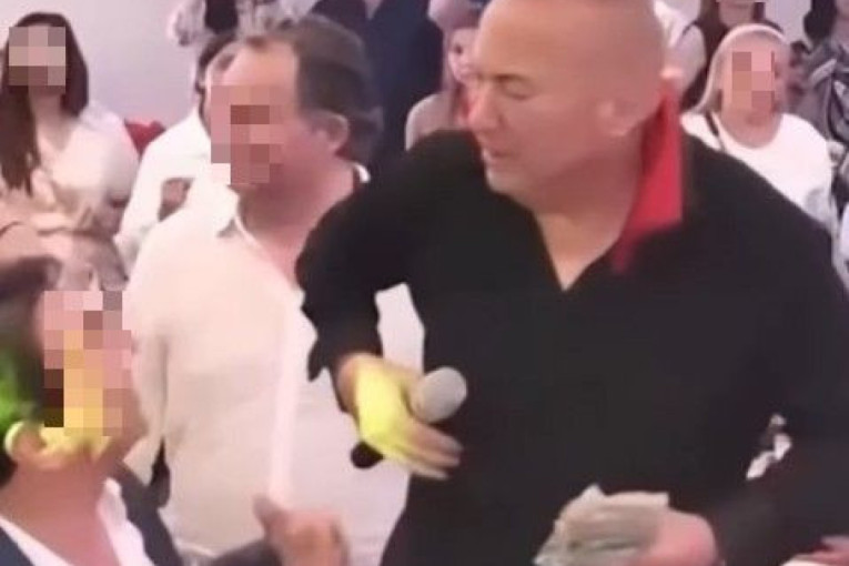 "Stegni zube, kao što si stegao evre" Đanija urnišu nakon što ga je gost raskrvario: "Pas da ga je ujeo ne bi ispustio pare!"