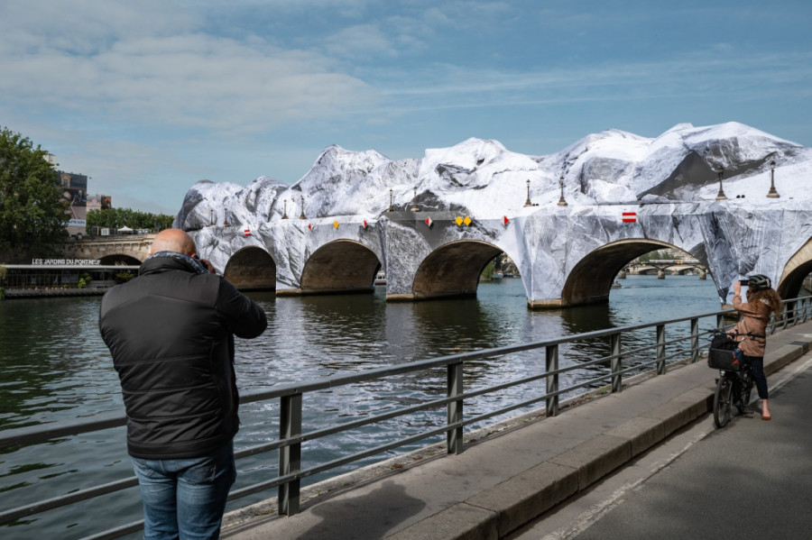 Francuski umetnik zaludeo Pariz! Pretvorio čuveni most u džinovsku pećinu, ljudi staju u neverici (FOTO)