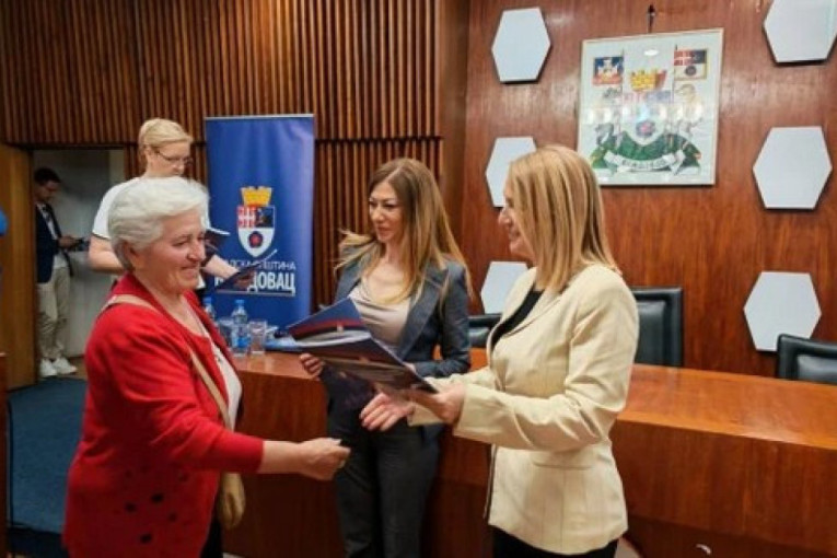 Građanima Voždovca uručeno 195 ugovora za energetsku sanaciju domaćinstava Investicijama do manjih troškova