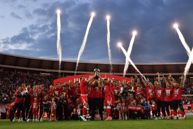 Zvezda podigla šampionski pehar! Pogledajte slavlje na Marakani! (FOTO/VIDEO)