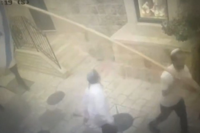 Skandal u Jerusalimu: Pojavio se snimak mladića koji pljuju kip Device Marije! (VIDEO)