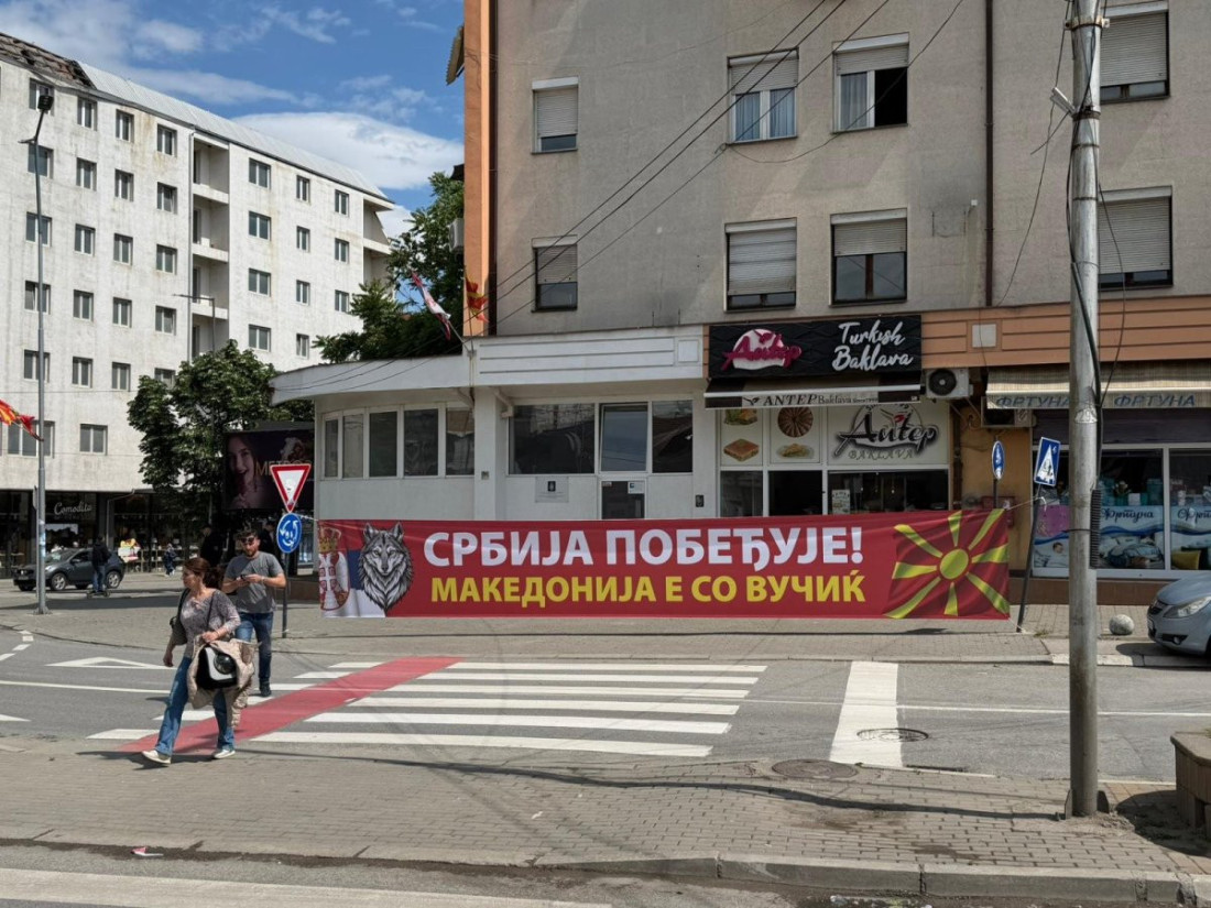 Veliki skup podrške predsedniku Vučiću u Kumanovu: Vijore se srpske trobojke i makedonske zastave, pristiže sve više ljudi (FOTO/VIDEO)