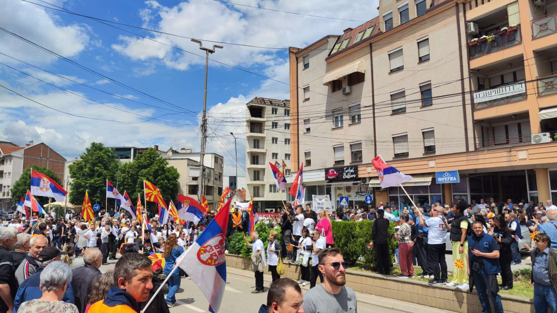 Veliki skup podrške predsedniku Vučiću u Kumanovu: Vijore se srpske trobojke i makedonske zastave, pristiže sve više ljudi (FOTO/VIDEO)
