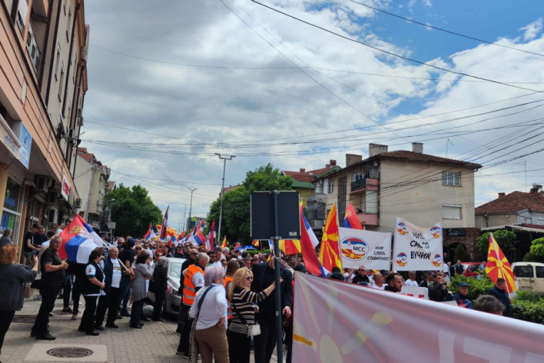 Okupljeni sa skupa podrške predsedniku u Kumanovu: Vučić je uvek pomagao, a blokaderi donose nesreću!