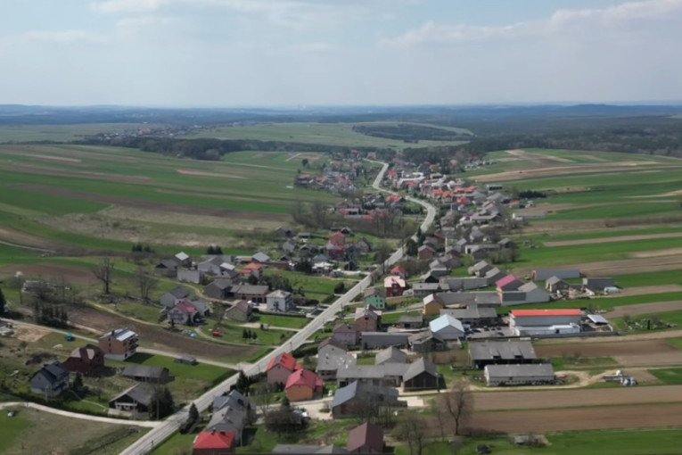 U ovom selu svi žive u jednoj ulici: Nestvaran prizor koji će vas zapanjiti! (VIDEO)