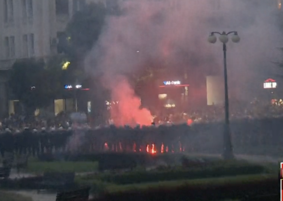 Besna horda blokadera napravila pakao u centru grada! Urlali na policiju i vređali narod kao pomahnitala rulja (VIDEO)