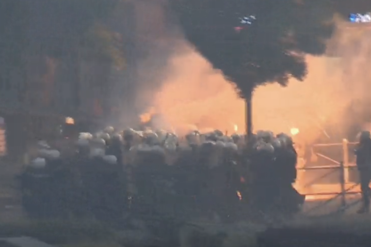 Blokaderi su žedni srpske krvi! Krenuli na kordon policije, hoće da pokolju sve pred sobom (VIDEO)