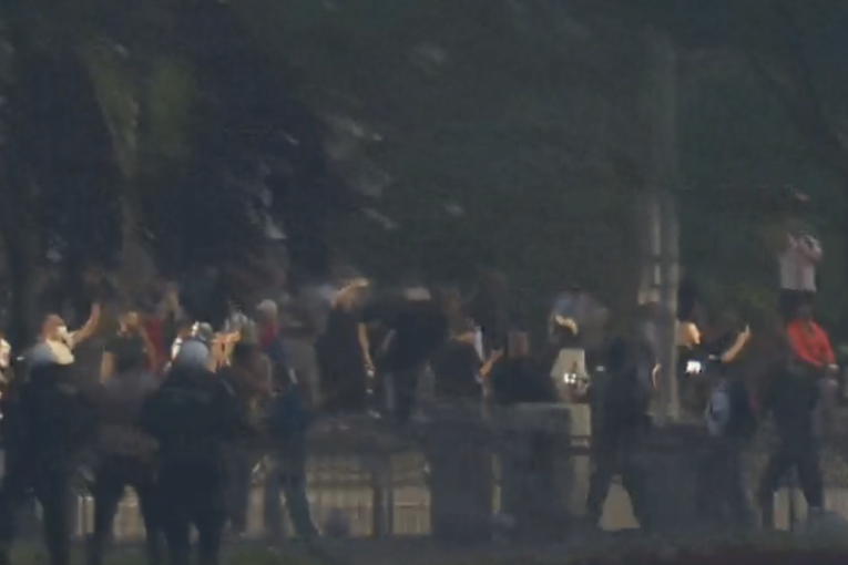 Tužiteljka stala pred blokadere, pa krenuo haos! Posle govora Bojane Savović usledili krvavi sukobi s policijom (VIDEO)