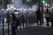Drama kao iz akcionog filma: Blokader hteo da otme pištolj, policija ga zakucala za asfalt! (VIDEO)