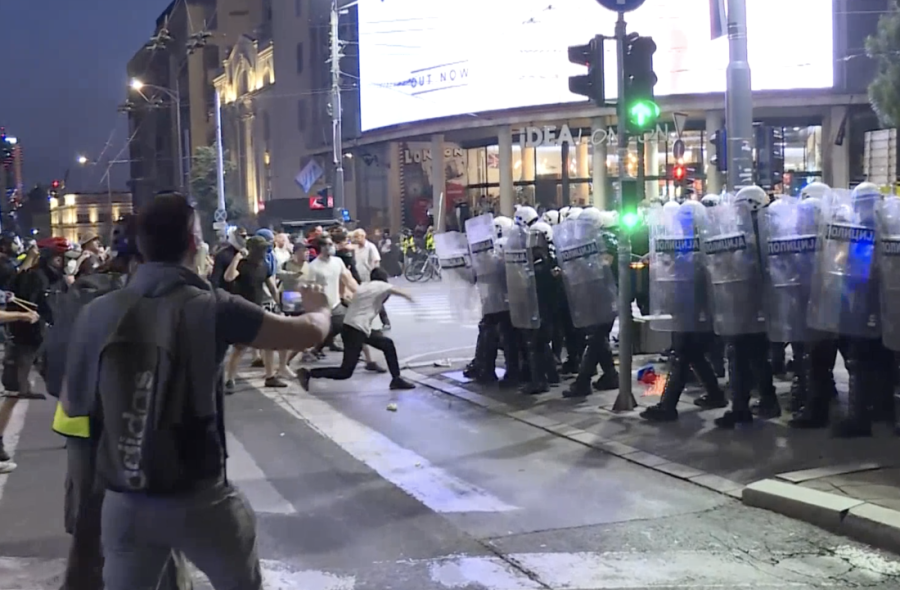 Ratne scene u centru Beograda: Blokaderske falange bakljama i flašama krenule na policiju, grad u dimu i haosu (VIDEO)