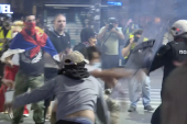 Kontejner revolucija! Blokaderi bakljama nasrnuli na policiju, centar grada demoliran – haos kakav se ne pamti! (VIDEO)