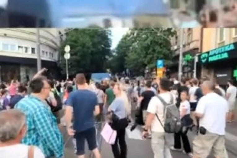 Besna horda blokadera napravila pakao u centru grada! Urlali na policiju i vređali narod kao pomahnitala rulja (VIDEO)