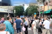 Besna horda blokadera napravila pakao u centru grada! Urlali na policiju i vređali narod kao pomahnitala rulja (VIDEO)