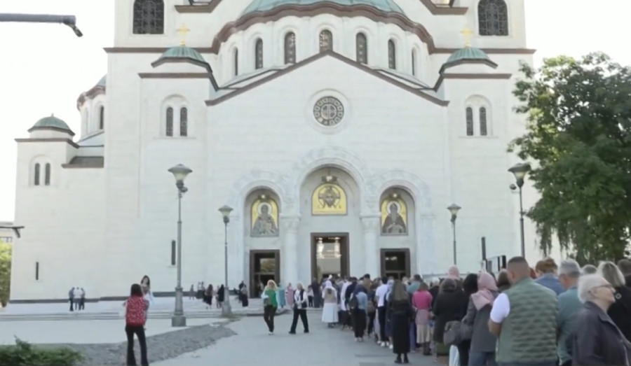 Neverovatne scene ispred Hrama Svetog Save! Narod satima čeka zbog svetinje koja nije bila u Srbiji 650 godina