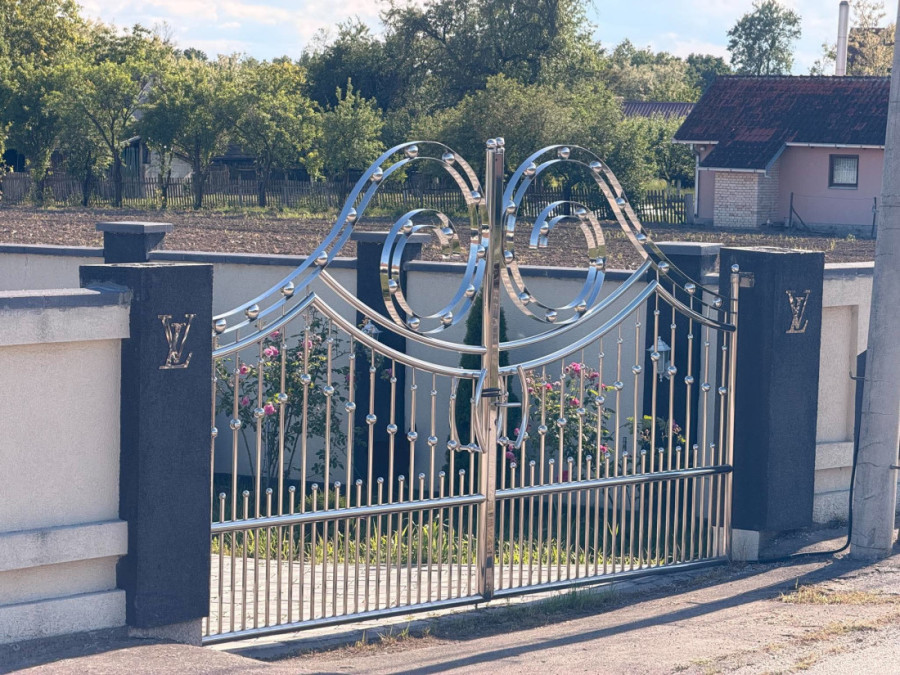 Srbija bruji o Luj Viton vili: Mladi gastarbajter napravio luks kuću, sve puca od raskoši! (FOTO)