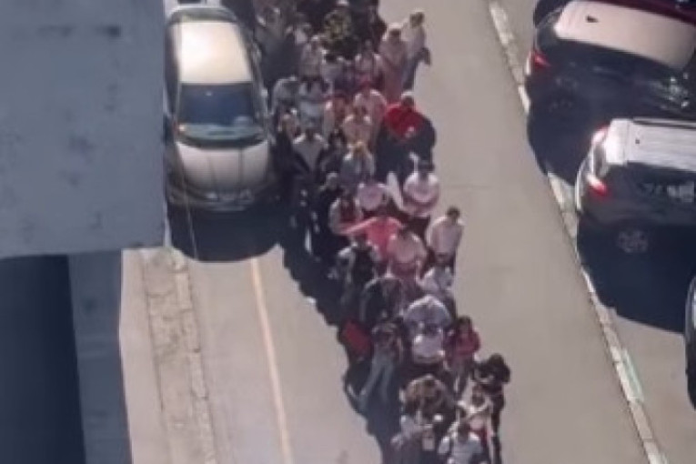 Neverovatne scene u Beogradu već danima! Građani satima čekaju da se poklone Časnom pojasu Presvete Bogorodice