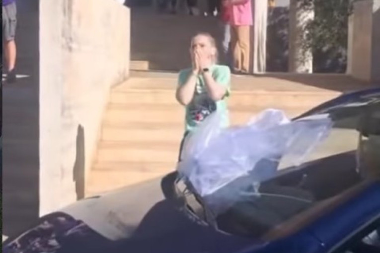Maturanti kupili razrednoj automobil! Lije suze, ovako nešto do sad nismo videli (VIDEO)