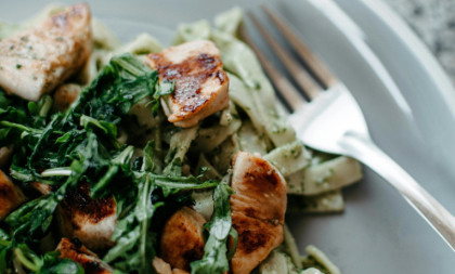 Recept dana: Pasta sa piletinom u pesto sosu za brz i kompletan obrok