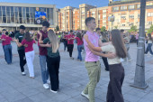 Čačak večeras stao zbog maturanata! Više od 400 mladih napravilo spektakl na Gradskom trgu (FOTO/VIDEO)