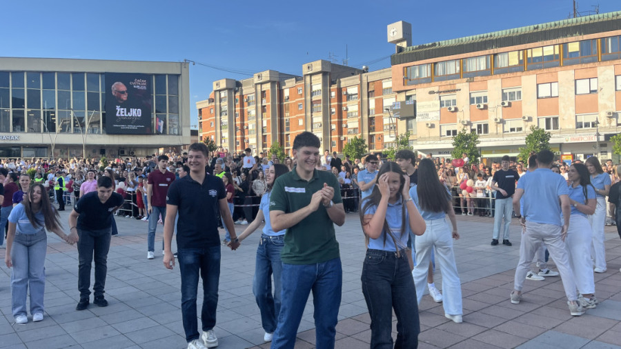 Čačak večeras stao zbog maturanata! Više od 400 mladih napravilo spektakl na Gradskom trgu (FOTO/VIDEO)