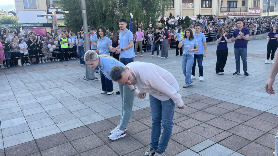Čačak večeras stao zbog maturanata! Više od 400 mladih napravilo spektakl na Gradskom trgu (FOTO/VIDEO)
