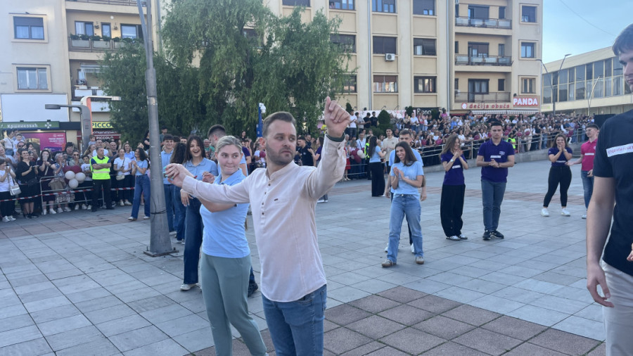 Čačak večeras stao zbog maturanata! Više od 400 mladih napravilo spektakl na Gradskom trgu (FOTO/VIDEO)