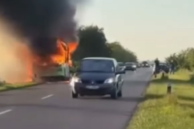 Autobus buknuo na putu ka Pančevu! Putnici u poslednjem trenutku izašli iz vozila (VIDEO)