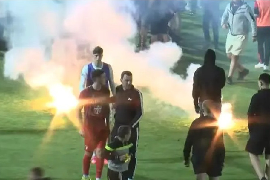 "Igrači plaču, desetak njih je dobilo batine!" Huligani i jezive scene oterali trenera iz Kragujevca (VIDEO)