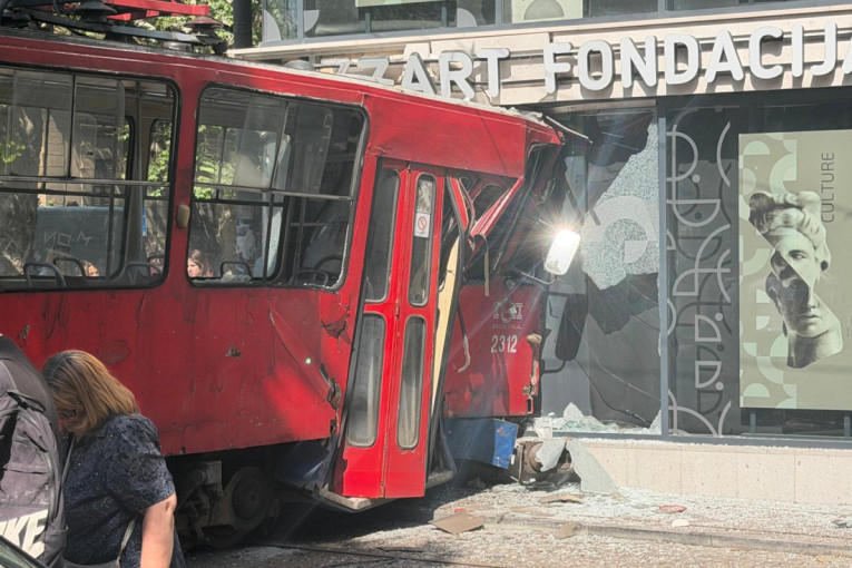 Jezive scene na Dorćolu! Tramvaj smrskan posle udara u zgradu, povređene iznosili na nosilima (FOTO GALERIJA)