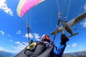 Jeziv sudar u vazduhu! Avion razneo padobran ženi iznad Alpa, snimak ledi krv (VIDEO)