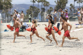 Plaže će ponovo goreti! Objavljen prvi tizer novih "Čuvara plaže", fanovi iznenađeni (VIDEO)