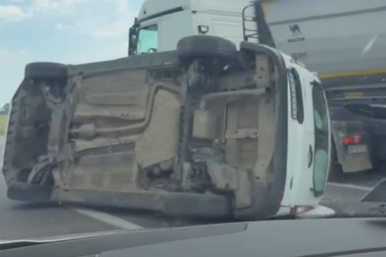 Haos na autoputu ka Beogradu! Auto prevrnut nasred puta, delovi vozila rasuti svuda