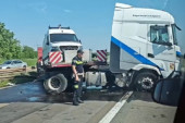 Drama na auto-putu! Kamion se poprečio nasred kolovoza, saobraćaj otežan