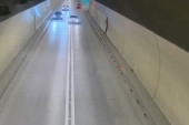 Jeziv snimak iz Crne Gore: Bahati vozač u punoj brzini pretiče u tunelu dok mu u susret dolazi drugi auto! (VIDEO)