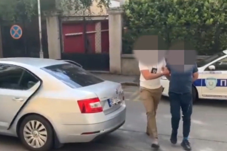 Uhapšene dve osobe zbog napada na policiju posle skupa u subotu (VIDEO)