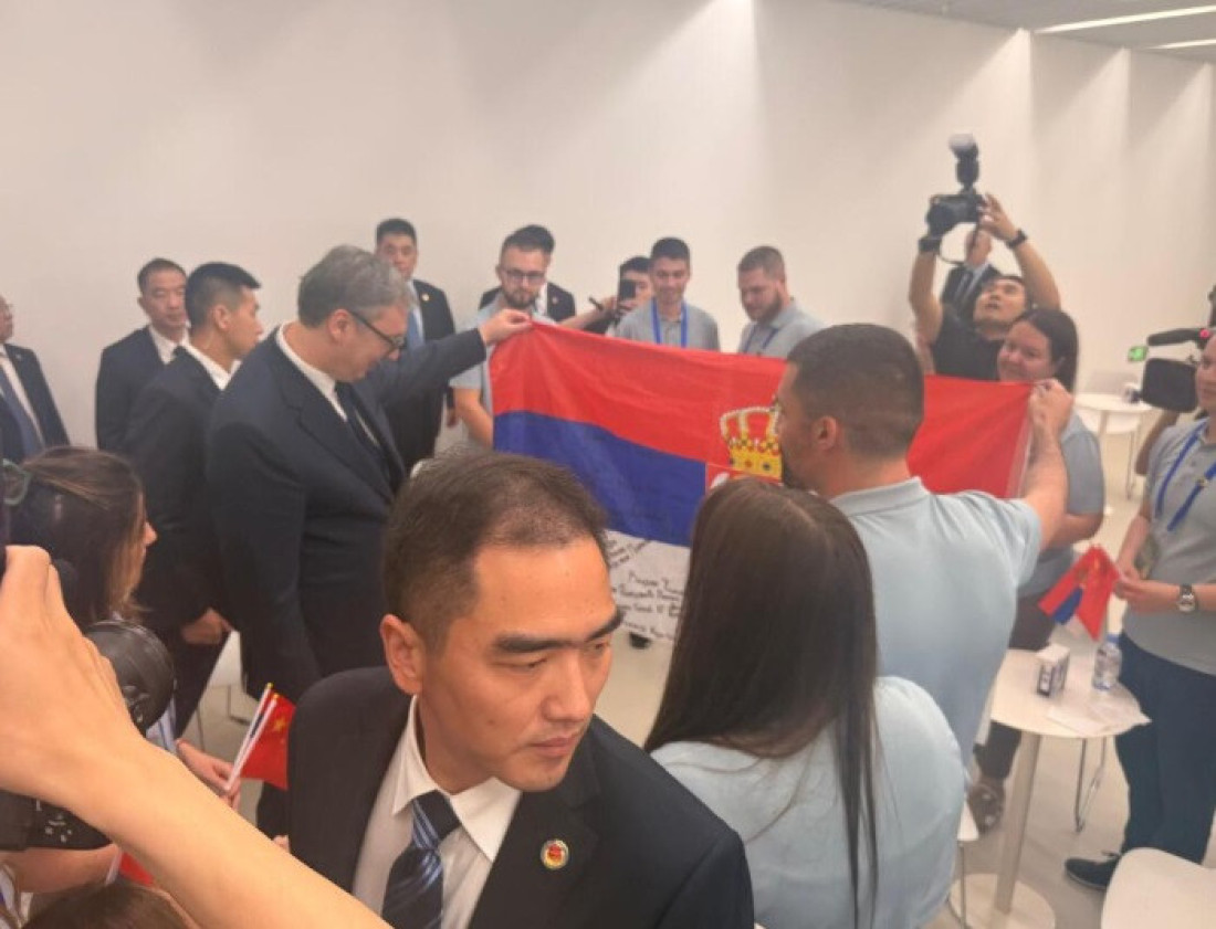 Kina pokazala šta sprema Srbiji! Vučića dočekali roboti koji igraju Moravac! Sreo mlade Srbe u Đasingu (FOTO/VIDEO)