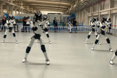 Kina pokazala šta sprema Srbiji! Vučića dočekali roboti koji igraju Moravac! Sreo mlade Srbe u Đasingu (FOTO/VIDEO)