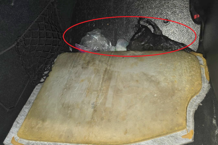 Filmsko krijumčarenje na Horgošu: Sakrili dva kilograma zlata po celom automobilu (FOTO)