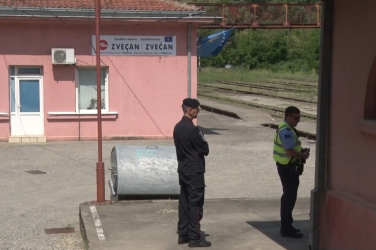 Nova provokacija u Zvečanu: Skinut natpis na ćirilici sa zgrade Železnice Srbije (VIDEO)