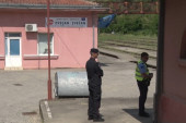 Nova provokacija u Zvečanu: Skinut natpis na ćirilici sa zgrade Železnice Srbije (VIDEO)
