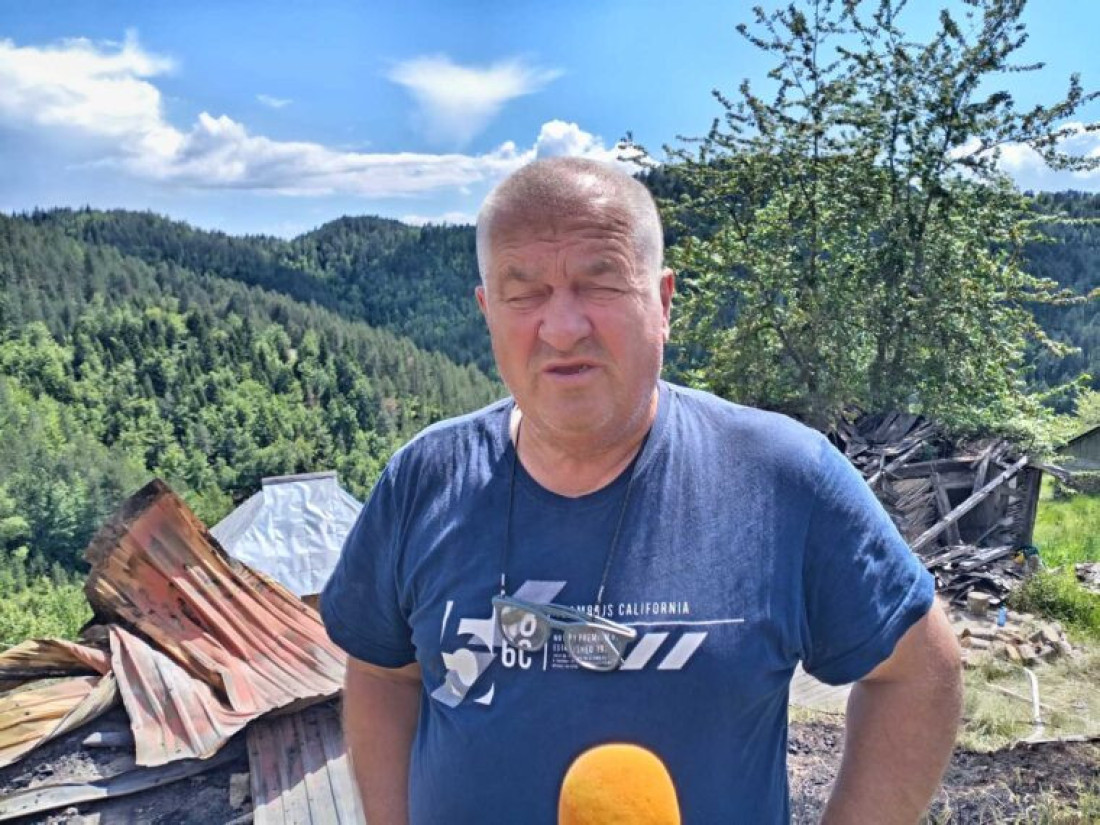 Sve je izgorelo za pet minuta: Požar progutao kuću porodice Jarčević, sakrili se u automobil (FOTO)