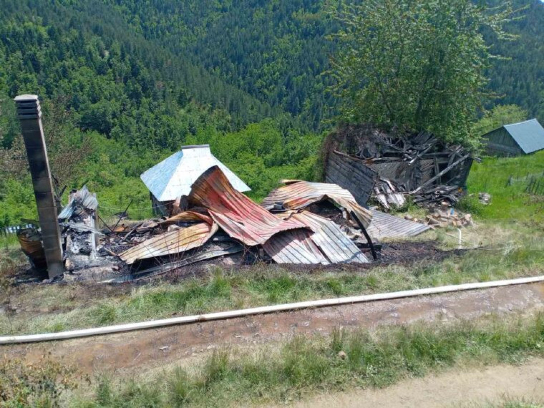 Sve je izgorelo za pet minuta: Požar progutao kuću porodice Jarčević, sakrili se u automobil (FOTO)