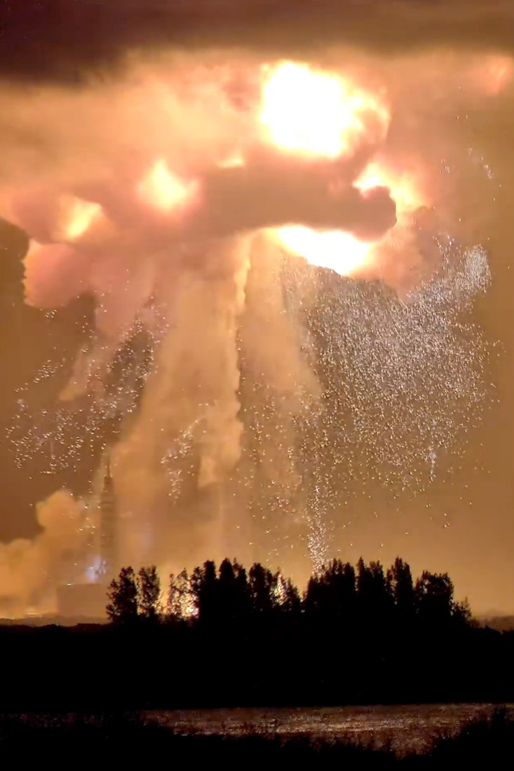 Veliki udarac za Bezosa: Raketa planula tokom ključnog testa na Floridi (FOTO)